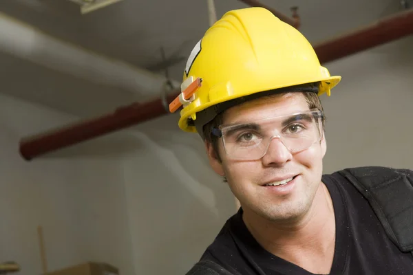 Schreiner bei der Arbeit mit Elektrowerkzeug — Stockfoto