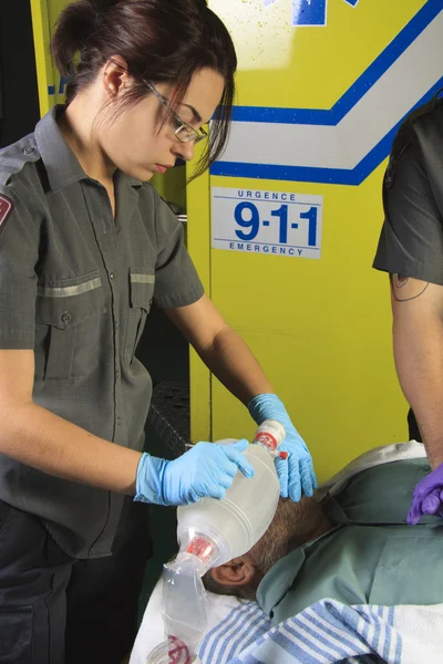 Paramedicus de politiek redden die een persoon een cardiopulmonale reanimatie. — Stockfoto