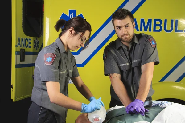 Paramedicus de politiek redden die een persoon een cardiopulmonale reanimatie. — Stockfoto