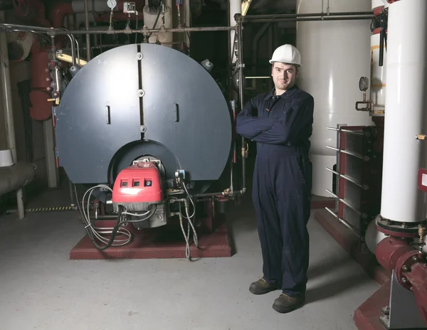 Technicien d'entretien vérifiant les données techniques du système de chauffage e — Photo