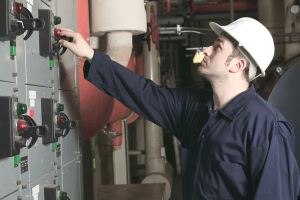 Maintenance engineer checking technical data of heating system e — Stock Photo, Image