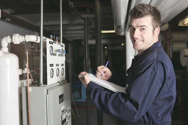 Engenheiro de manutenção verificando dados técnicos do sistema de aquecimento e — Fotografia de Stock