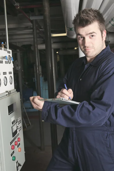 Technicien d'entretien vérifiant les données techniques du système de chauffage e — Photo