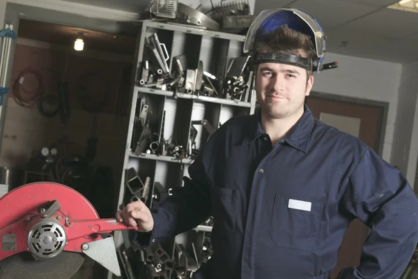 Lavoratore con maschera protettiva saldatura metallo — Foto Stock