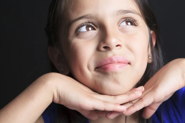 Una bambina colombiana Divertimento Guardare davanti a uno sfondo nero — Foto Stock