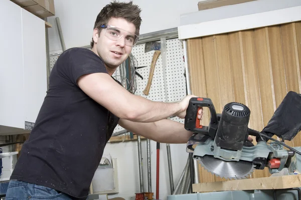 木匠在工作上使用电动工具作业 — 图库照片