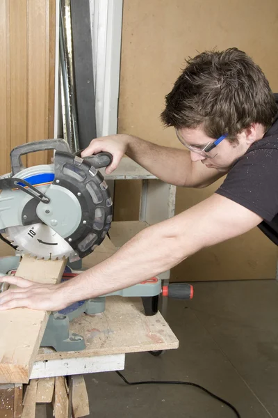 Schreiner bei der Arbeit mit Elektrowerkzeug — Stockfoto