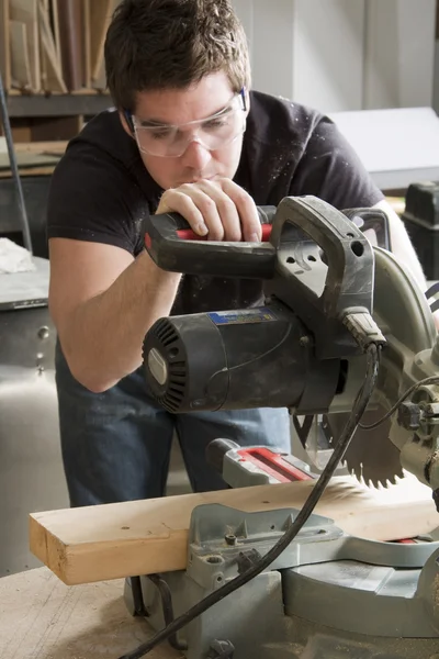 Charpentier au travail à l'aide d'un outil électrique — Photo