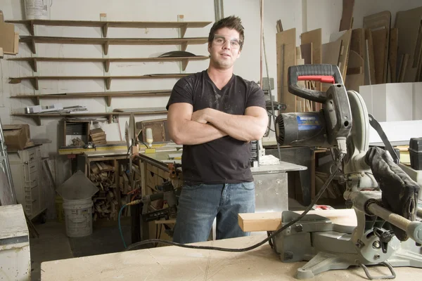 İş güç aracı kullanarak iş yerinde bir marangoz — Stok fotoğraf