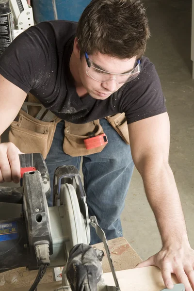 Op het werk op baan met machtshulpmiddel timmerman — Stockfoto