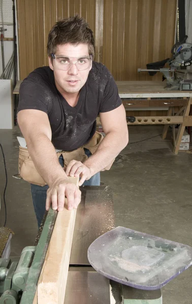 Carpinteiro no trabalho no trabalho usando a ferramenta elétrica — Fotografia de Stock