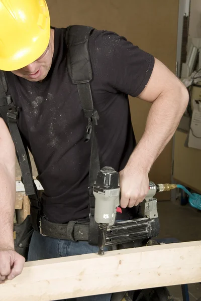木匠在工作上使用电动工具作业 — 图库照片