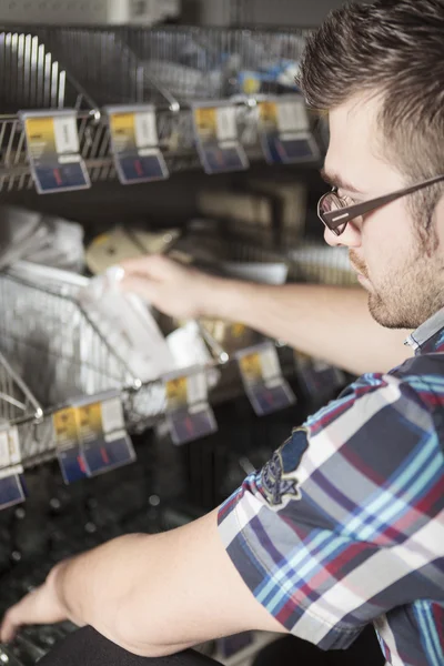 Een ijzerhandel klant doen sommige winkelen voor zijn project — Stockfoto