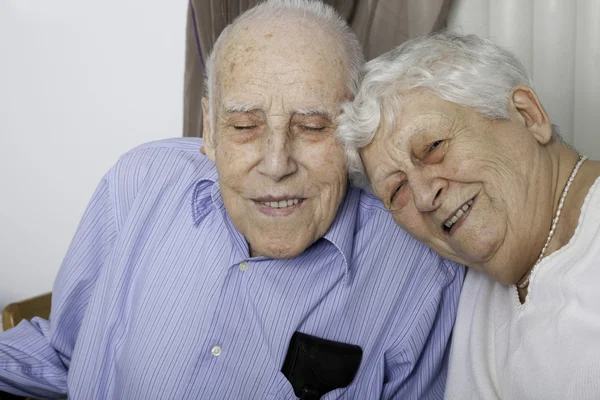 Porträt eines glücklichen Senioren-Paares in einer Wohnung — Stockfoto