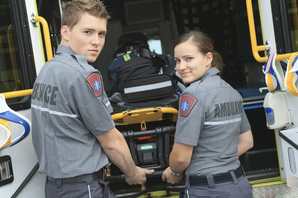 Funcionário paramédico com ambulância — Fotografia de Stock