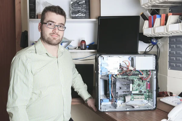 Um técnico trabalhador feliz no trabalho com computador . — Fotografia de Stock