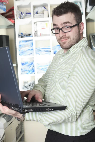 Un trabajador técnico feliz en el trabajo con la computadora . — Foto de Stock