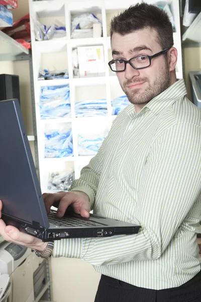 Um técnico trabalhador feliz no trabalho com computador . — Fotografia de Stock