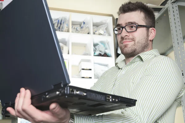 Un trabajador técnico feliz en el trabajo con la computadora . —  Fotos de Stock