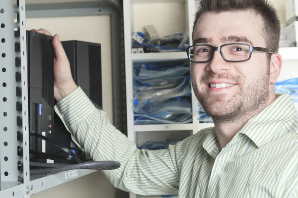 Een technicus gelukkig werknemer op het werk met computer. — Stockfoto