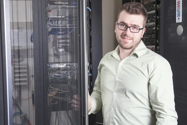 Un trabajador técnico feliz en el trabajo con la computadora . —  Fotos de Stock