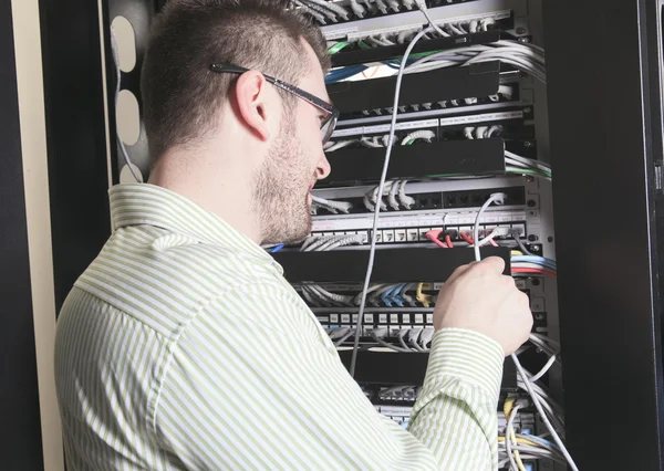 Un trabajador técnico feliz en el trabajo con la computadora . —  Fotos de Stock