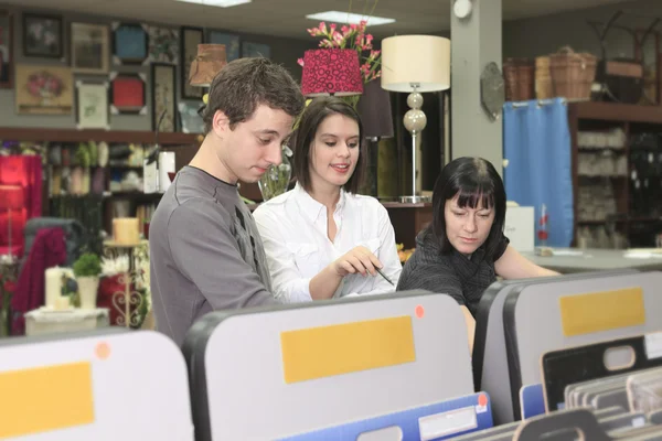 Een winkel huisontwerp met emploee bediende — Stockfoto