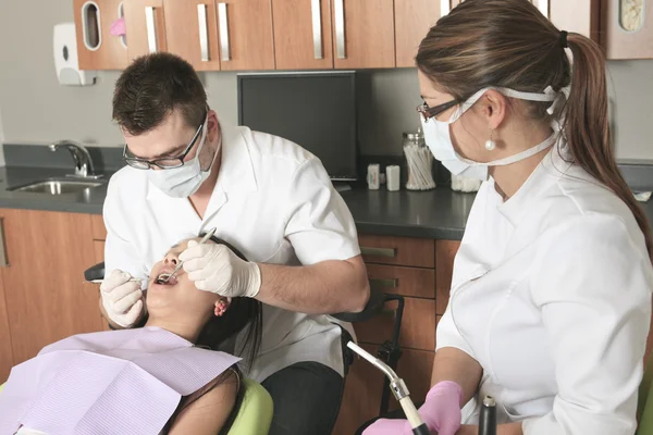 A dental office with employee and client — Stock Photo, Image