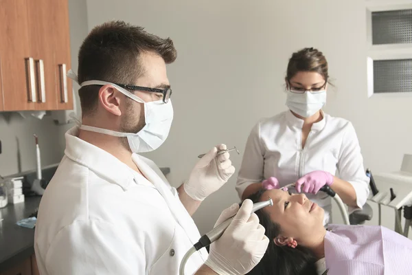 A dental office with employee and client — Stock Photo, Image