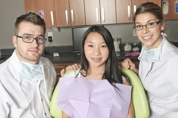 A dental office with employee and client — Stock Photo, Image