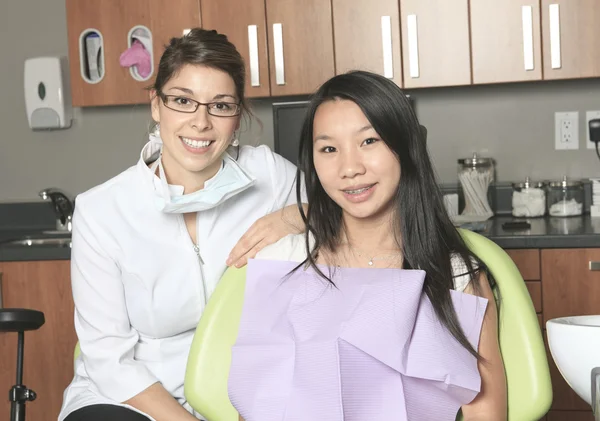 A dental office with employee and client — Stock Photo, Image