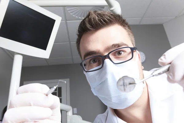 Um consultório odontológico com dentista — Fotografia de Stock