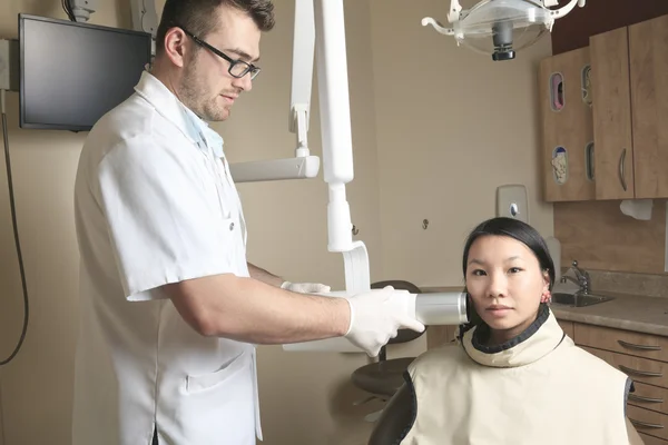 A dental office with employee and client — Stock Photo, Image