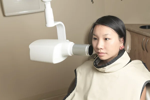 Un cabinet dentaire avec un client assis sur le fauteuil d'examen — Photo