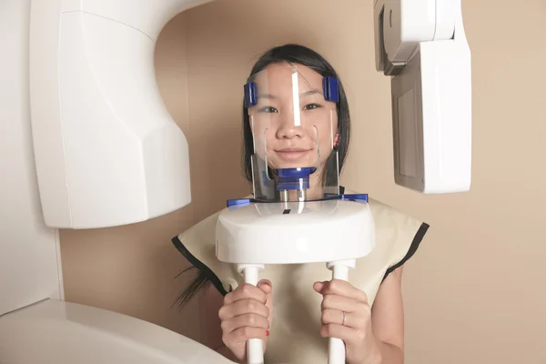 Un cabinet dentaire avec client exame en cours — Photo