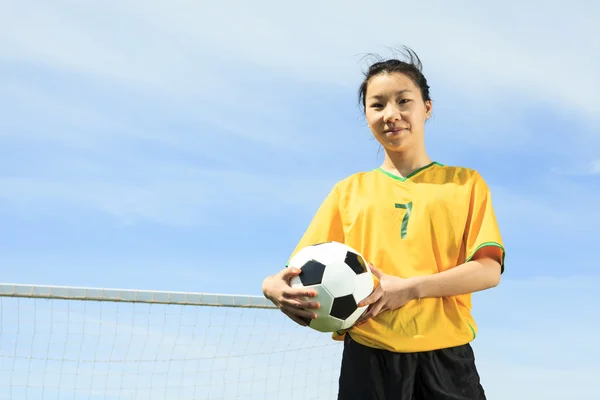 Retrato de menina asiática jovem com bola de futebol . — Fotografia de Stock