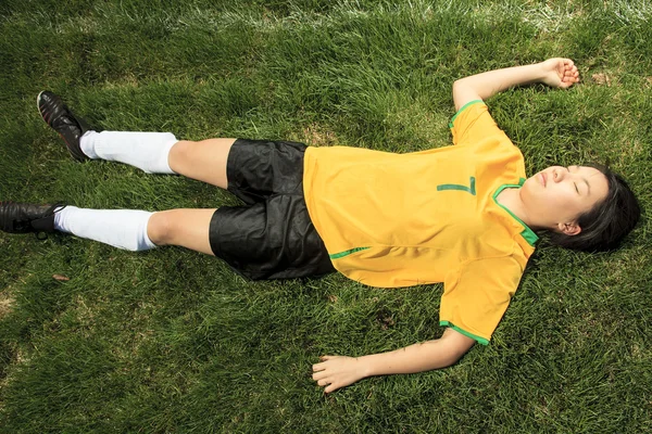 Retrato de menina asiática jovem com bola de futebol . — Fotografia de Stock