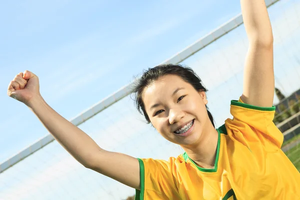 Portrét mladé asijské dívky s fotbalovým míčem. — Stock fotografie