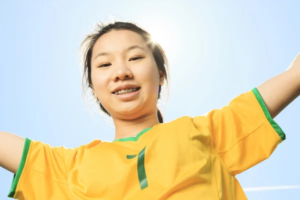 Ritratto di giovane ragazza asiatica con pallone da calcio . — Foto Stock