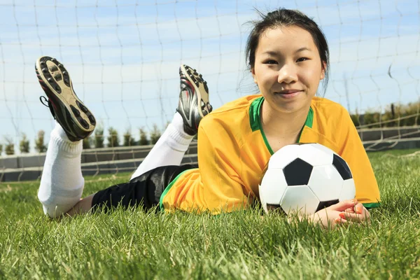 Retrato de menina asiática jovem com bola de futebol . — Fotografia de Stock