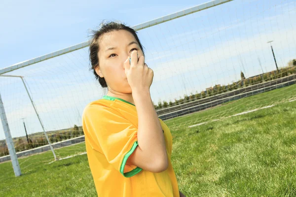 サッカー ボールとアジア人の少女の肖像画. — ストック写真