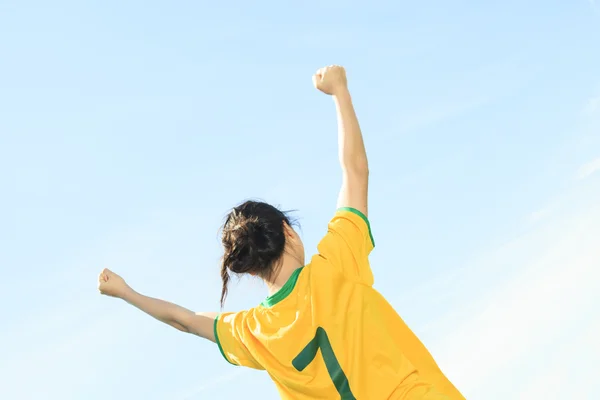 Ritratto di giovane ragazza asiatica con pallone da calcio . — Foto Stock