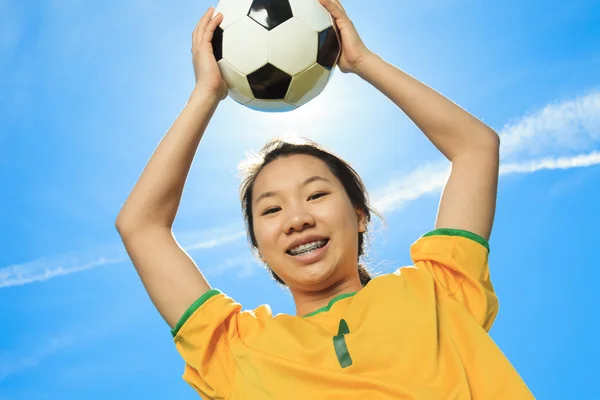 Retrato de menina asiática jovem com bola de futebol . — Fotografia de Stock