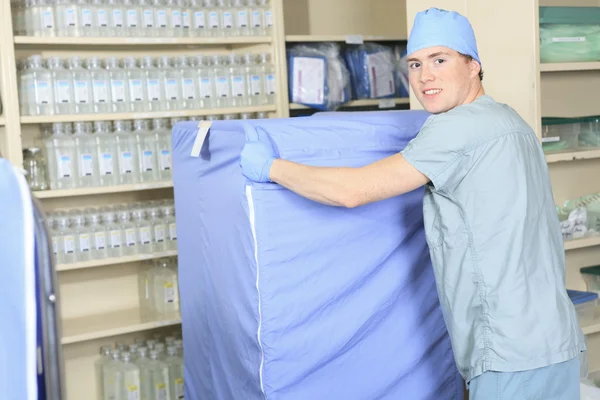 Personal médico esterilizando manos y brazos antes de la cirugía —  Fotos de Stock