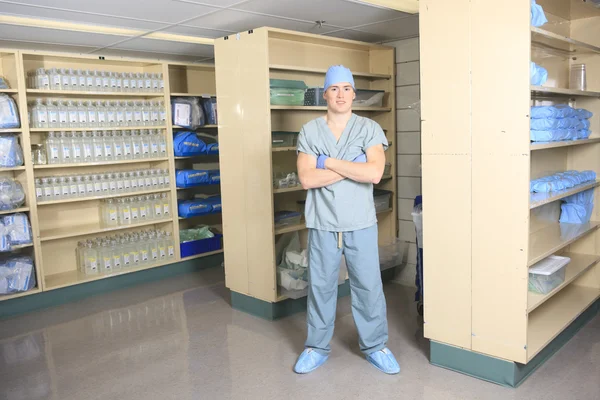 Medizinisches Personal sterilisiert Hände und Arme vor der Operation — Stockfoto