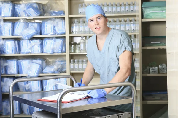 Pessoal médico esterilizando as mãos e os braços antes da cirurgia — Fotografia de Stock