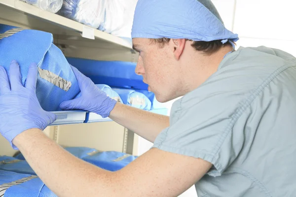 Pessoal médico esterilizando as mãos e os braços antes da cirurgia — Fotografia de Stock