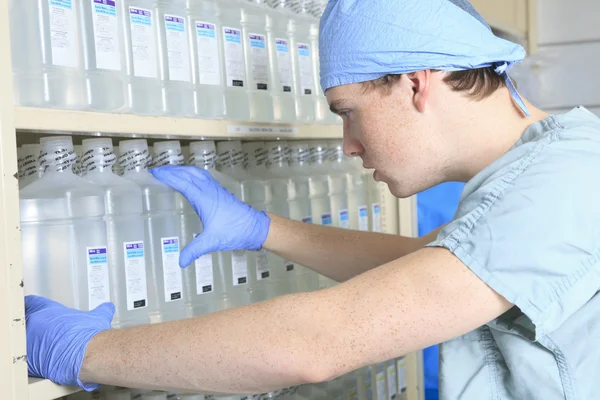 Medisch personeel steriliserende handen en armen voor de operatie — Stockfoto