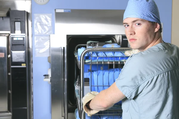 Personnel médical stérilisant les mains et les bras avant la chirurgie — Photo