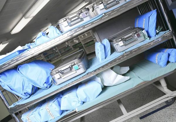Medizinisches Personal sterilisiert Hände und Arme vor der Operation — Stockfoto